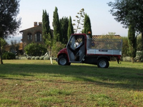 Elektrofahrzeug fur Agrotourismus in der Toskana - Italien