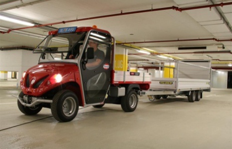 Elektrokarren mit Warentransportwaggon