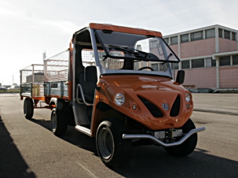 Transportmittel von Anhangern auf dem Flughafen