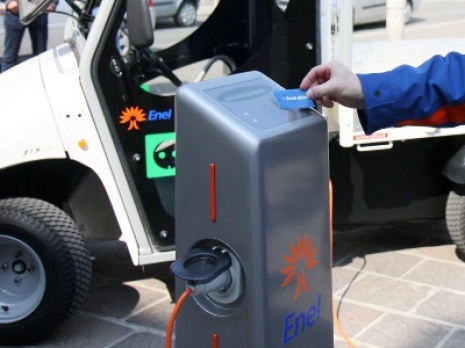 Offentliche Ladestation Enel und Transporter fur Kraftwerke