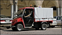 Elektrotransporter mit Pritschenplane für den Warentransport