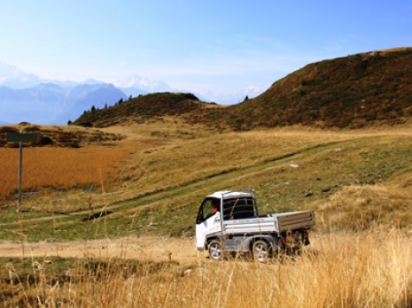 Offroad-Fahrzeuge auf unasphaltierten Strassen