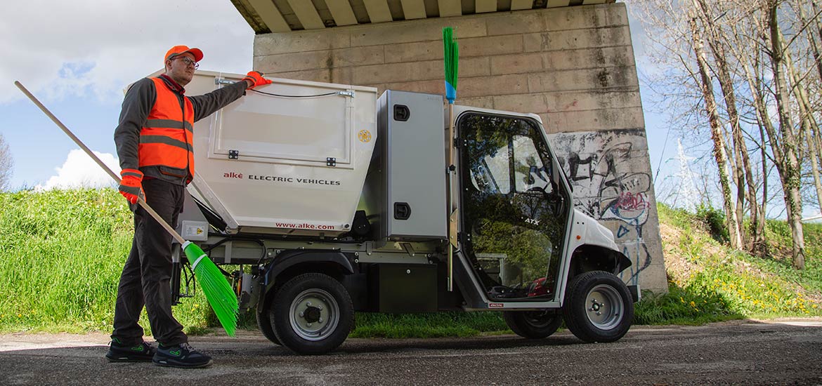 Waste collection vehicle with toolbox - For waste collection and soil cleaning
