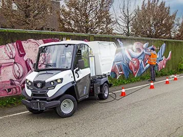Refuse collection vehicle COMBI with waste collection body and pressure washer