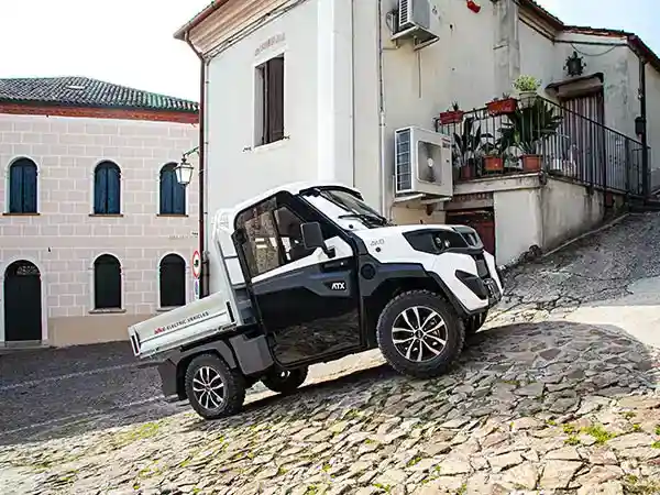 Geländefahrzeuge 4x4 bei Steigung