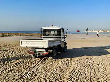 E-Fahrzeug im Sand