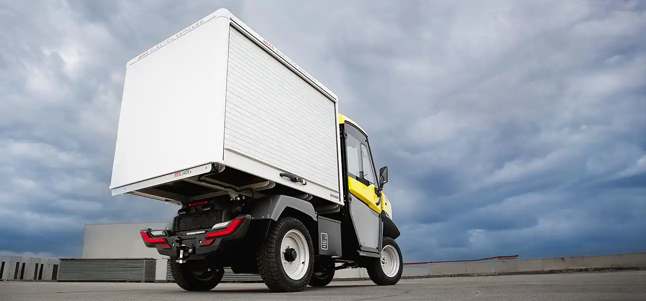 Elektrofahrzeug mit geschlossener Box für Forschungseinrichtungen und die chemisch-pharmazeutische Industrie