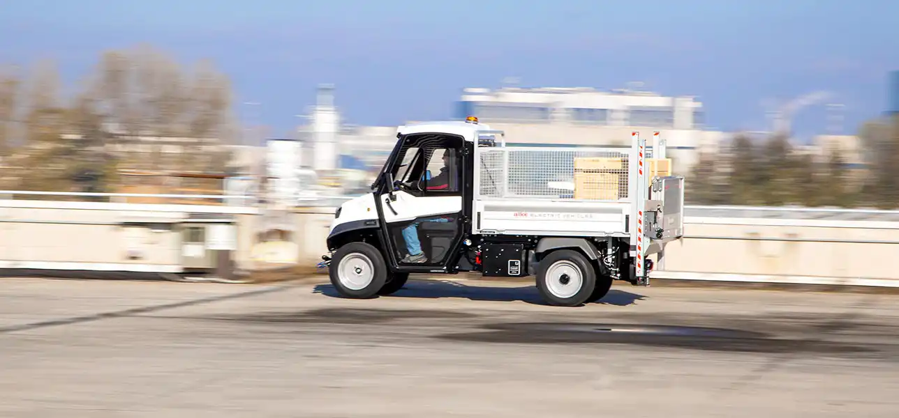 Fahrzeug mit Heckklappe und hydraulischer Heckklappe für den Transport von Ausrüstung