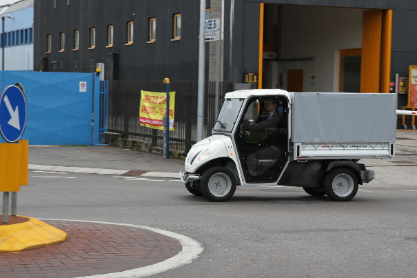 Kleine Lieferwagen für Auslieferungen in der Stadt