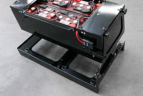 Auxiliary trolley for electric vehicles batteries storage