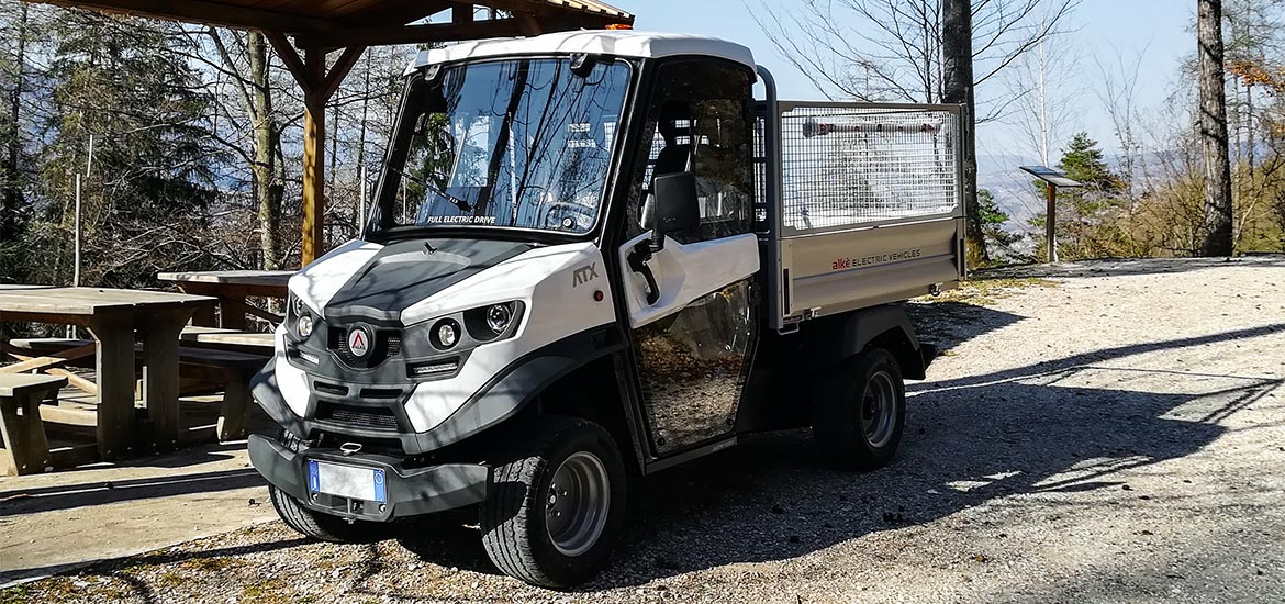 Utility vehicle for maintenance in campsites and holiday villages
