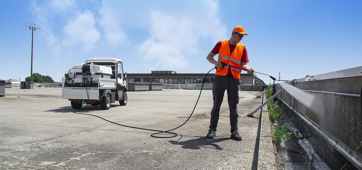 Electric vehicle with professional high-pressure cleaner Alkè