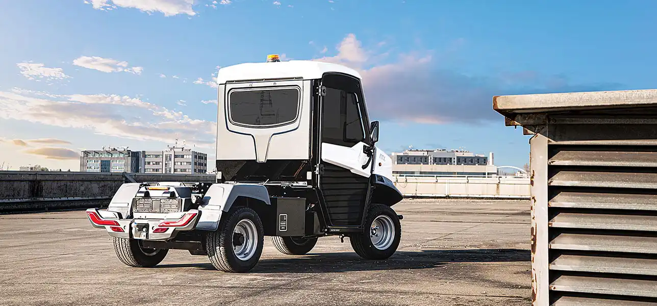 Electric chassis vehicle for customised fittings