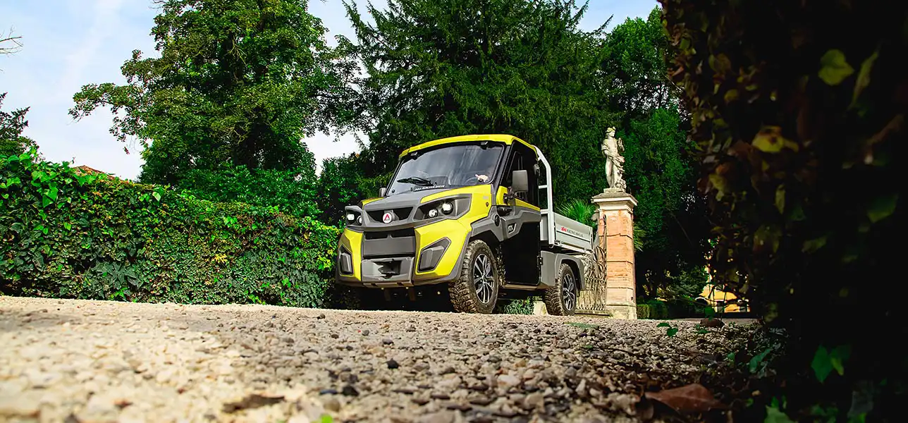 Electric commercial vehicle with cargo box