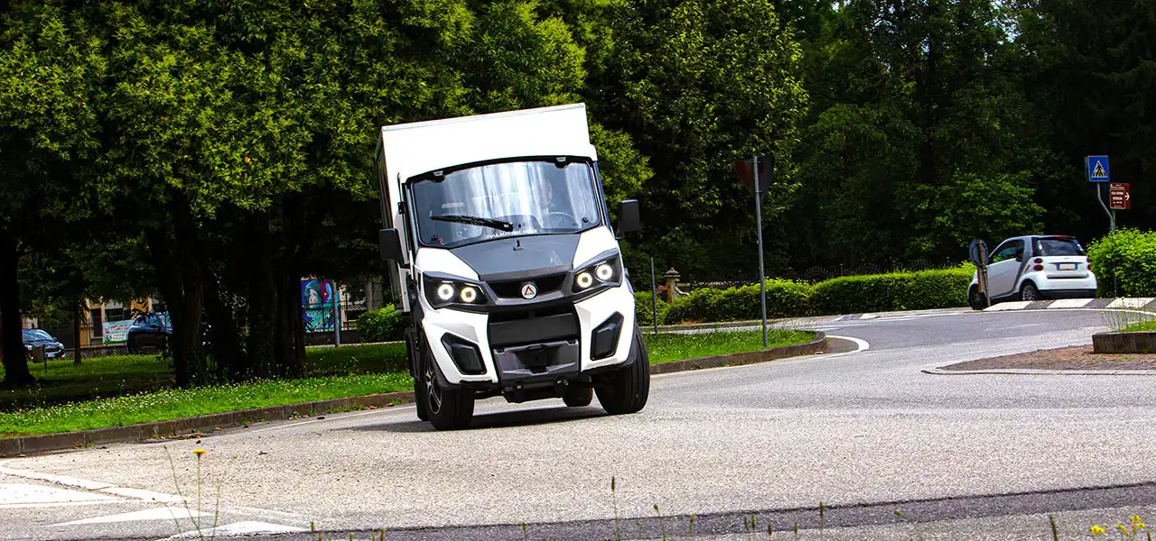 Electric vehicle with box with side shutters Alkè ATX4
