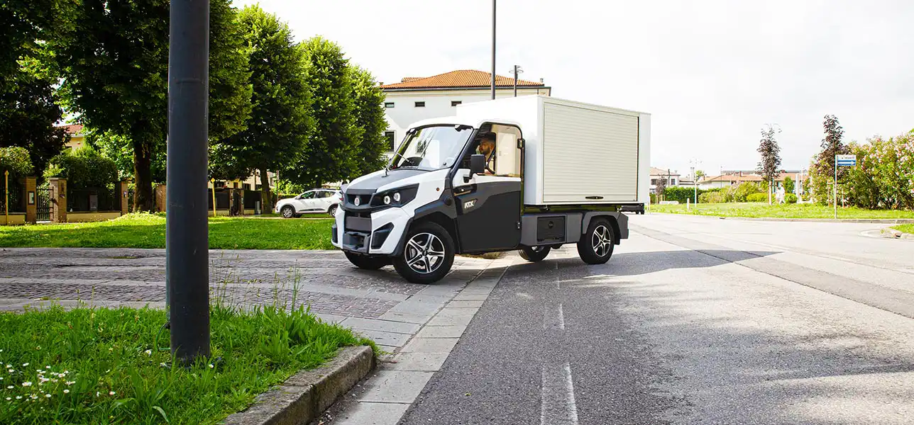 Electric vehicle with closed body