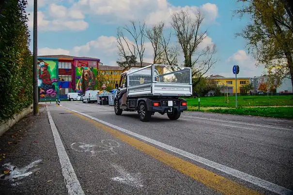 Alke' - Electric pickup trucks with mesh side extensions Alke' - Electric pickup trucks with mesh side extensions