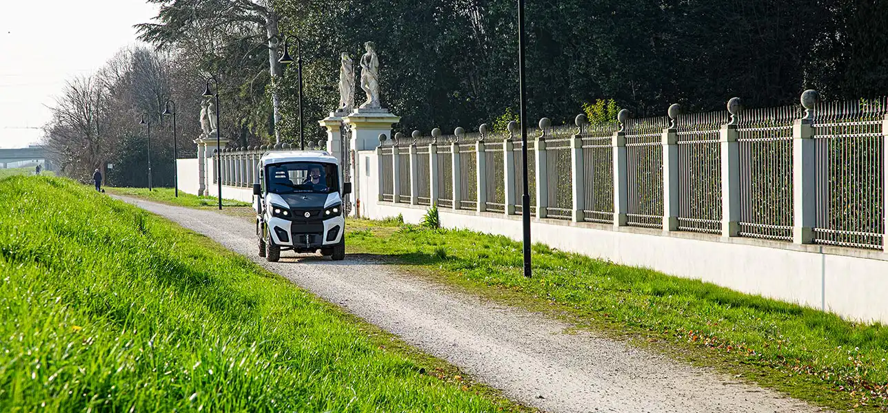 Small versatile electric utility vehicle Alkè ATX4
