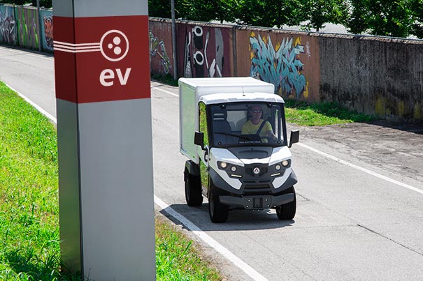 Elektrisch voertuig voor expresse-levering op de laatste kilometer