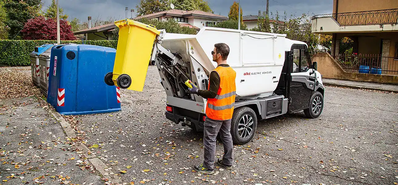Waste collection vehicle with bin tipper