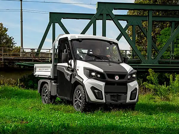 Terränggående elbil med fyrhjulsdrift och dubbla motorer ATX4